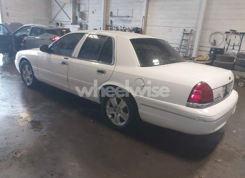 Photo 3 of 2004 Ford Crown VICTORIA LX (VIN 2FAFP74W14X110484)