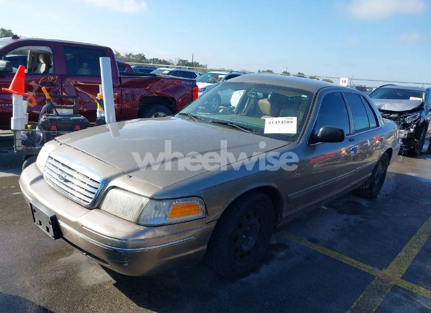 Photo 2 of 2004 Ford Crown VICTORIA LX (VIN 2FAFP74W14X177893)