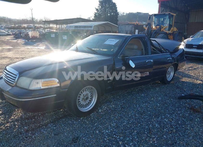 Photo 2 of 1999 Ford Crown VICTORIA LX (VIN 2FAFP74W2XX158550)
