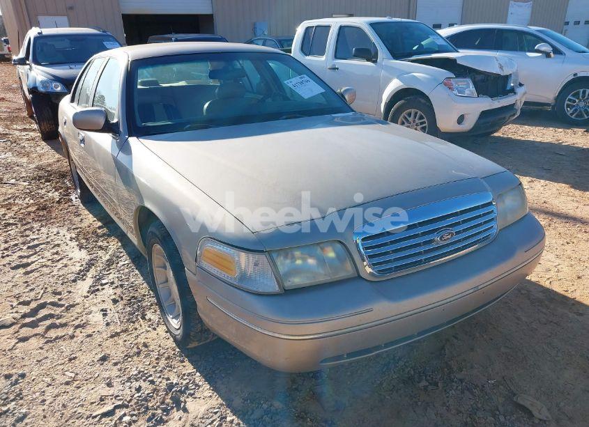 1998 Ford Crown VICTORIA LX (VIN 2FAFP74W3WX132117) main photo