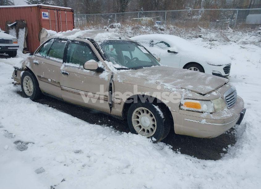 1998 Ford Crown VICTORIA LX (VIN 2FAFP74W3WX153565) main photo
