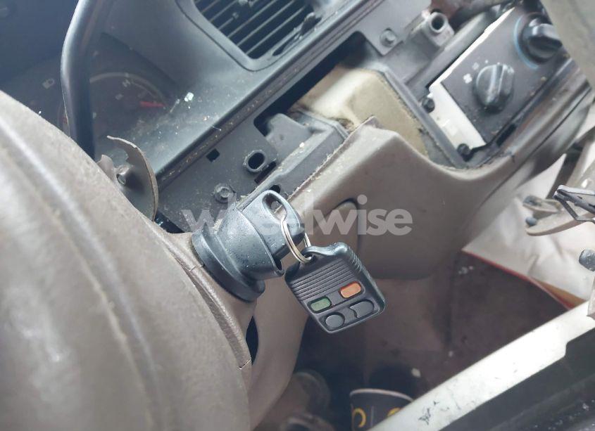 Photo 11 of 1998 Ford Crown VICTORIA LX (VIN 2FAFP74W3WX153565)