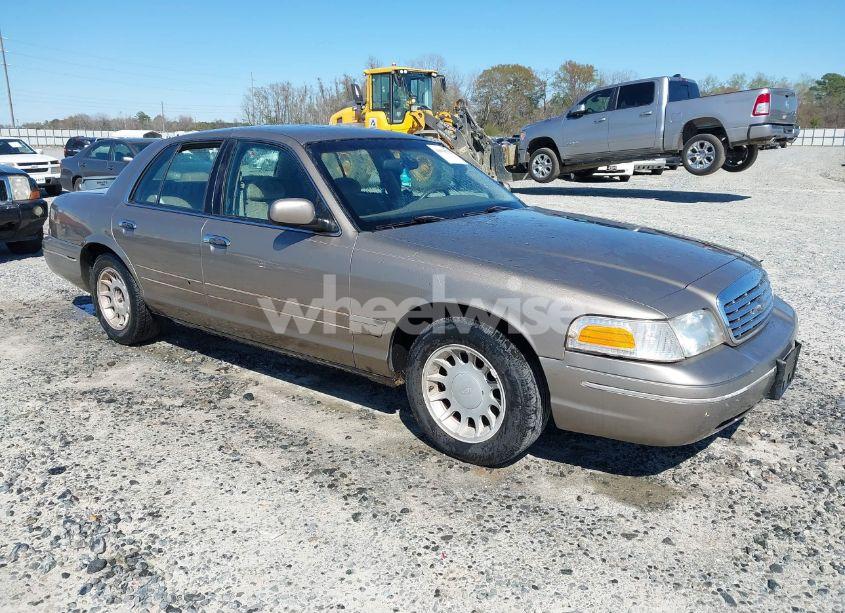 2002 Ford Crown VICTORIA LX (VIN 2FAFP74W42X139460) main photo