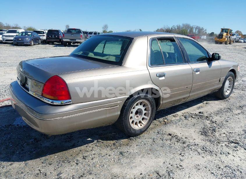 Photo 4 of 2002 Ford Crown VICTORIA LX (VIN 2FAFP74W42X139460)