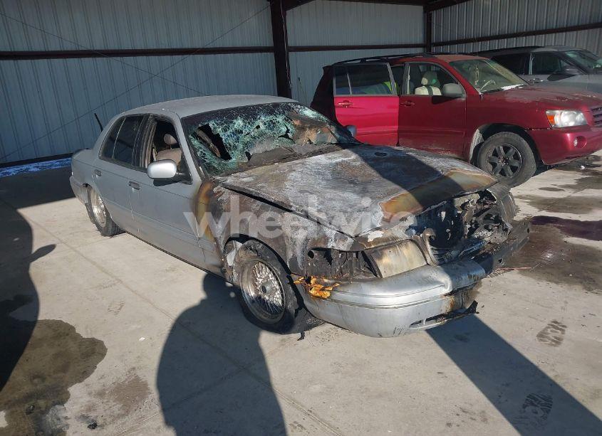 1998 Ford Crown VICTORIA LX (VIN 2FAFP74W4WX166289) main photo