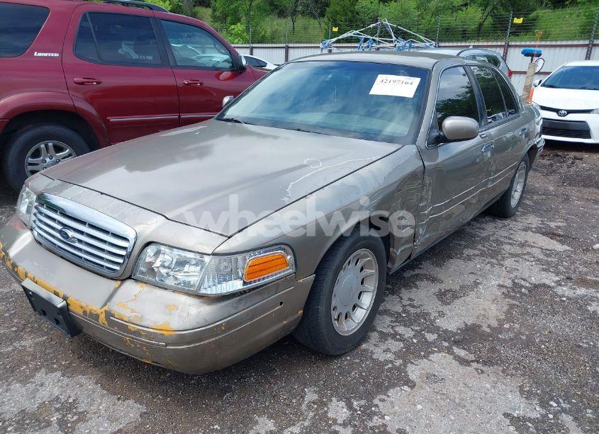 Photo 2 of 2002 Ford Crown VICTORIA LX (VIN 2FAFP74W52X112493)
