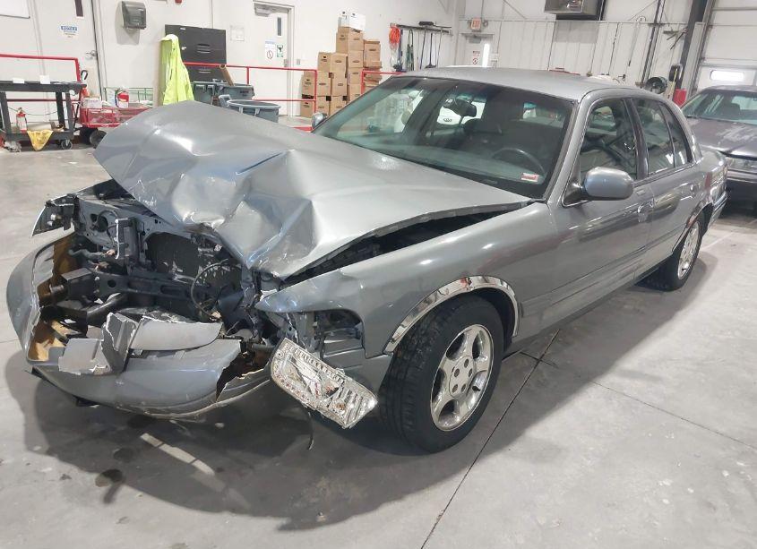 Photo 2 of 2000 Ford Crown VICTORIA LX (VIN 2FAFP74W5YX149634)