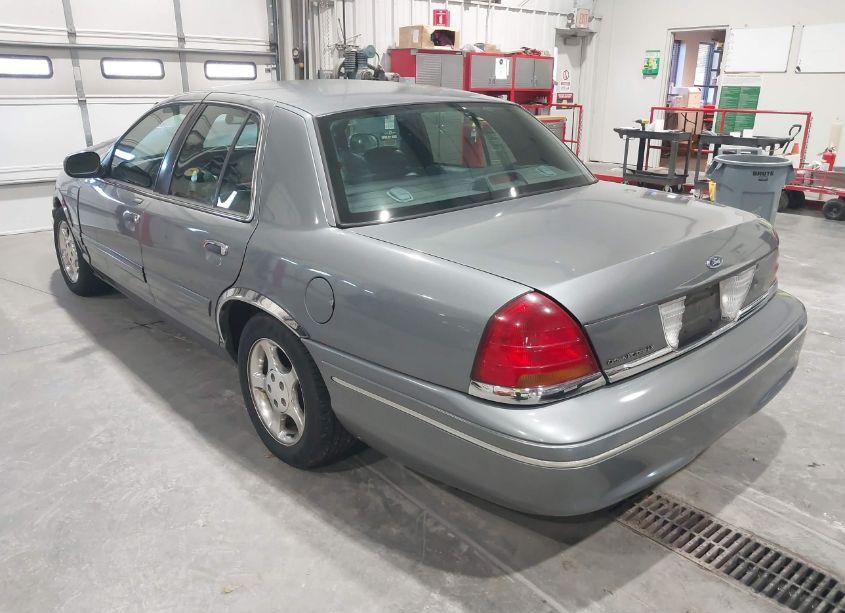 Photo 3 of 2000 Ford Crown VICTORIA LX (VIN 2FAFP74W5YX149634)