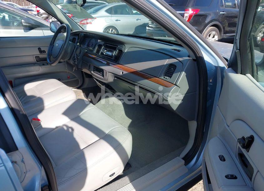 Photo 5 of 2005 Ford Crown VICTORIA LX/LX SPORT (VIN 2FAFP74W65X135964)