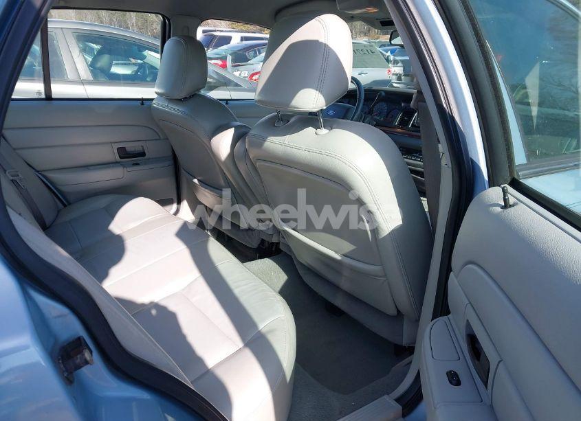 Photo 8 of 2005 Ford Crown VICTORIA LX/LX SPORT (VIN 2FAFP74W65X135964)