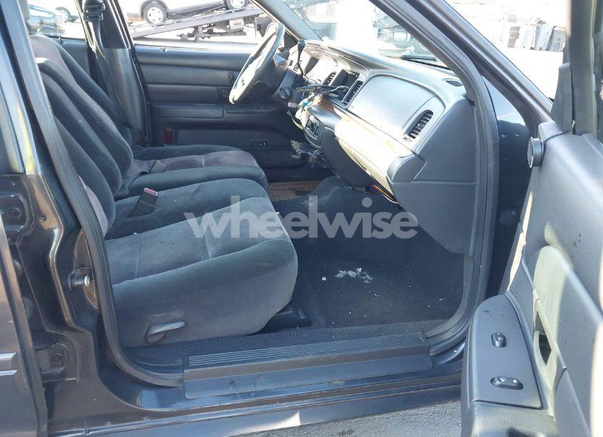 Photo 5 of 2004 Ford Crown VICTORIA LX (VIN 2FAFP74W84X174084)