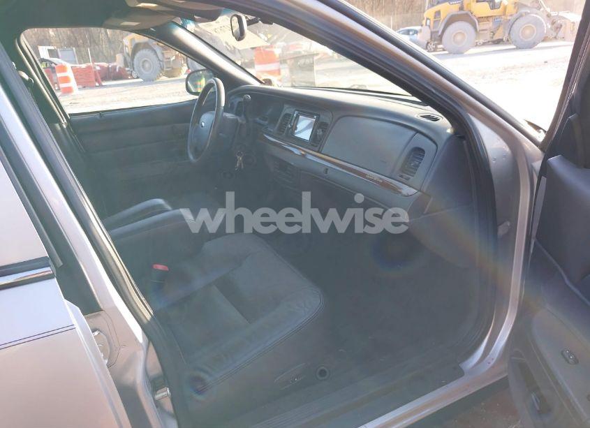 Photo 5 of 2005 Ford Crown VICTORIA LX/LX SPORT (VIN 2FAFP74W85X121984)