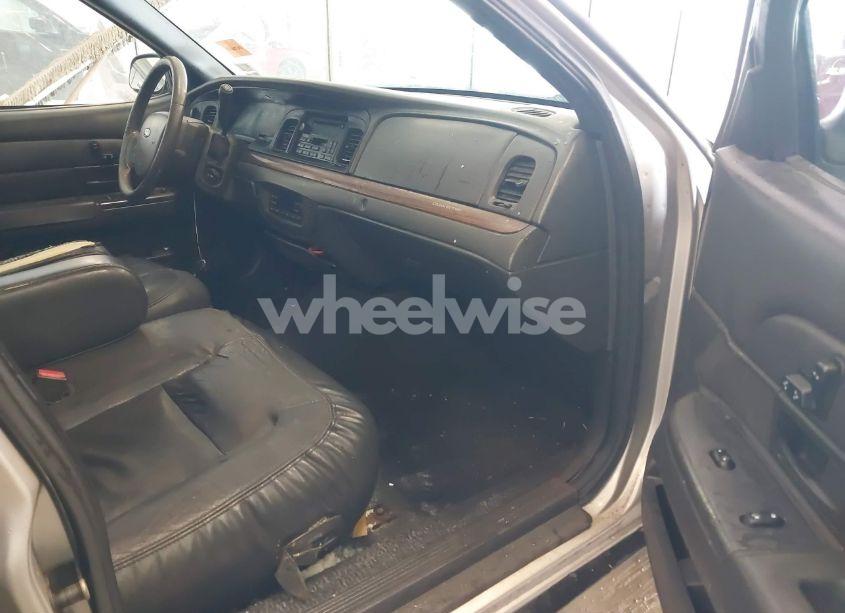 Photo 5 of 2005 Ford Crown VICTORIA LX/LX SPORT (VIN 2FAFP74W95X158705)