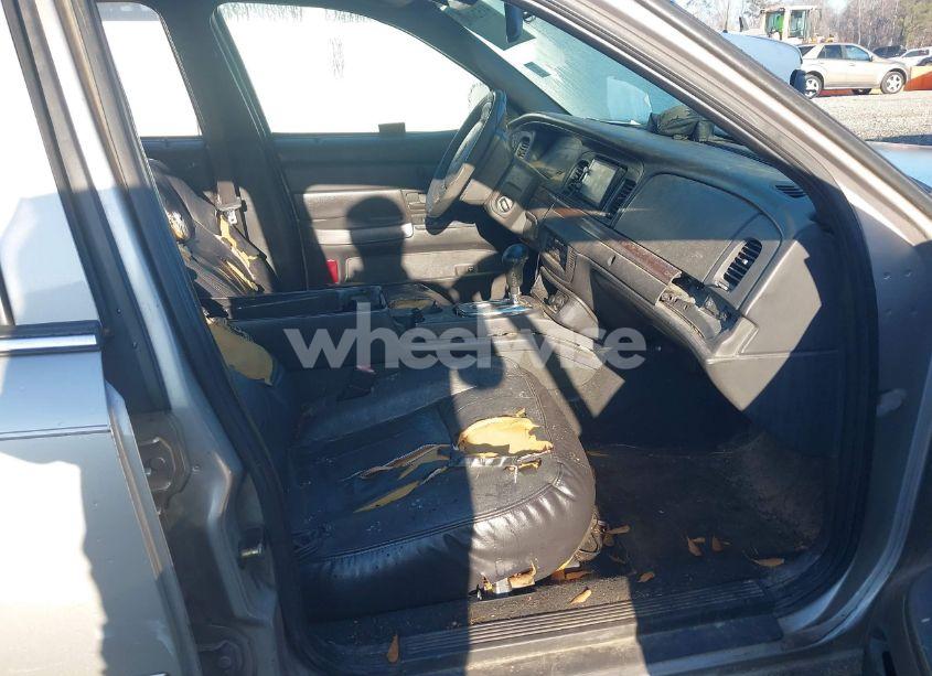 Photo 5 of 2005 Ford Crown VICTORIA LX/LX SPORT (VIN 2FAFP74W95X166416)