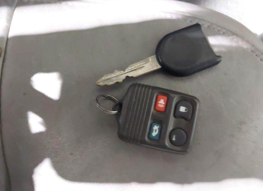 Photo 11 of 2003 Ford Crown VICTORIA LX (VIN 2FAFP74WX3X165269)