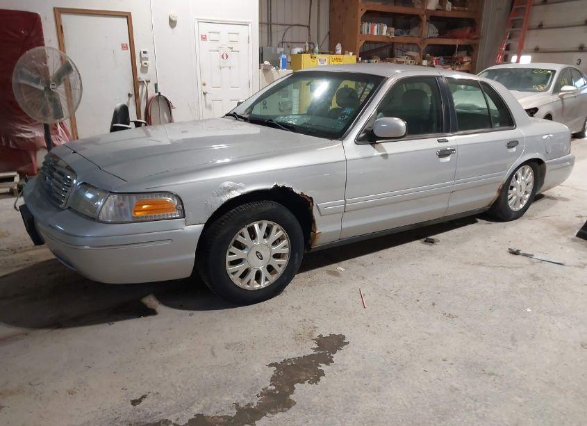 Photo 2 of 2003 Ford Crown VICTORIA LX (VIN 2FAFP74WX3X165269)
