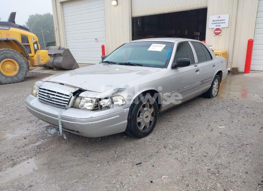 Photo 2 of 2004 Ford Crown VICTORIA LX (VIN 2FAFP74WX4X150238)