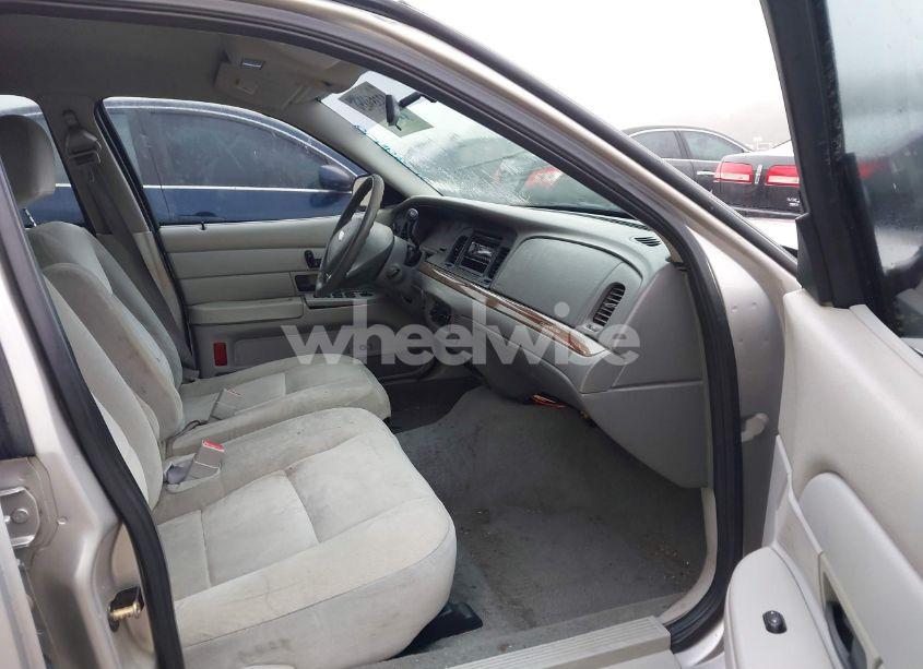 Photo 5 of 2004 Ford Crown VICTORIA LX (VIN 2FAFP74WX4X150238)