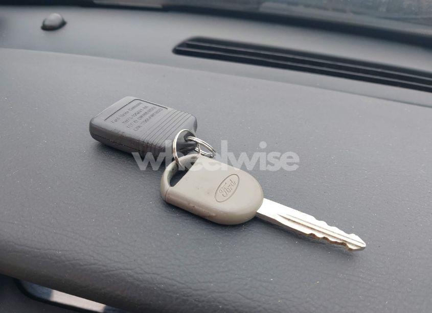 Photo 11 of 2005 Ford Crown VICTORIA LX/LX SPORT (VIN 2FAFP74WX5X105415)