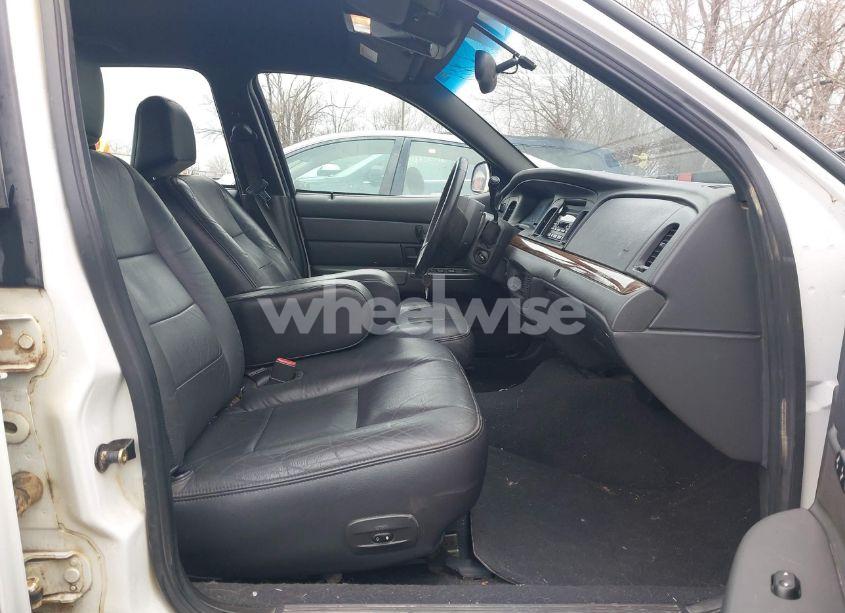 Photo 5 of 2005 Ford Crown VICTORIA LX/LX SPORT (VIN 2FAFP74WX5X105415)