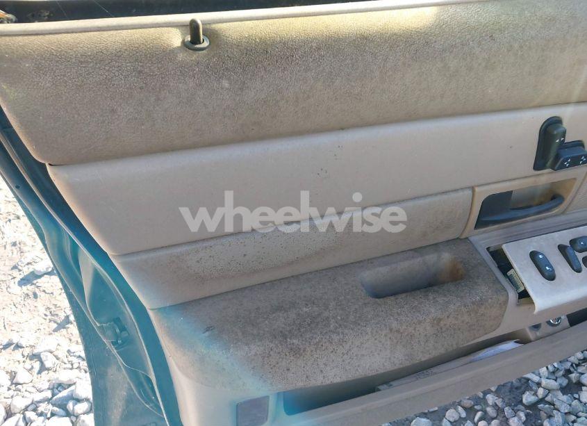 Photo 12 of 2003 Ford Crown VICTORIA LX (VIN 2FAHP74W53X100418)