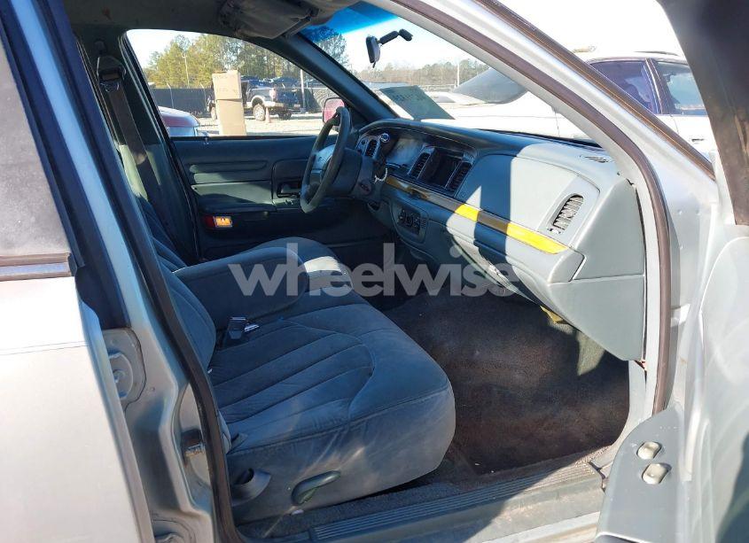 Photo 5 of 1996 Ford Crown VICTORIA (VIN 2FALP73W0TX129756)