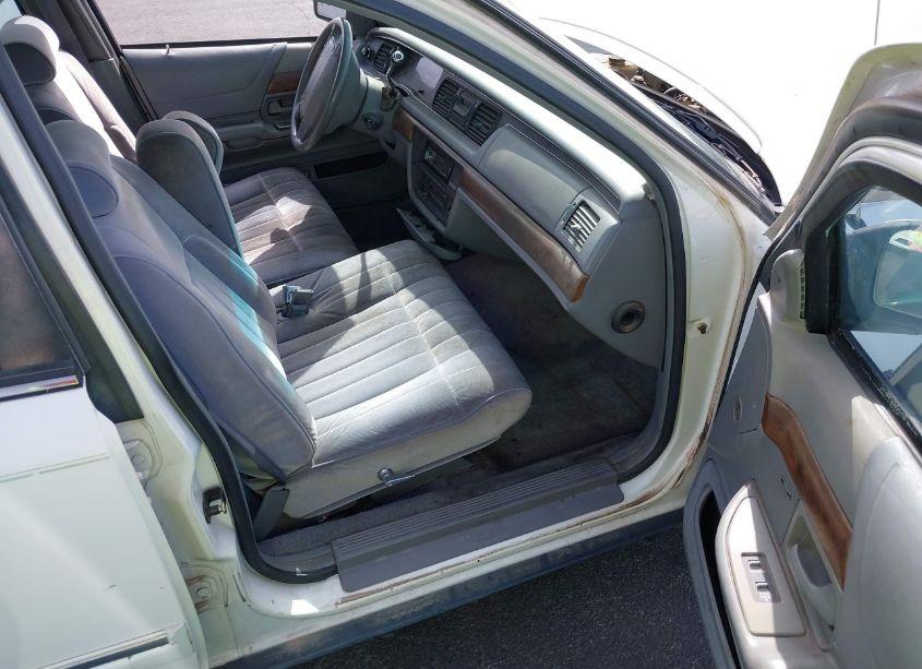 Photo 5 of 1994 Ford Crown VICTORIA (VIN 2FALP73W3RX128500)