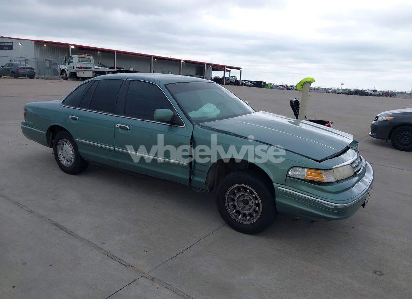 1997 Ford Crown VICTORIA LX (VIN 2FALP74W0VX107838) main photo