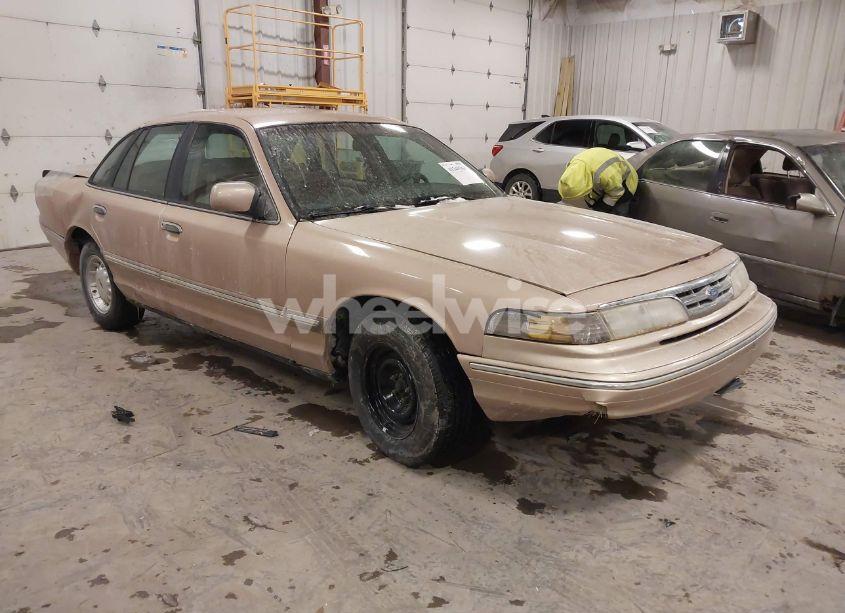 1996 Ford Crown VICTORIA LX (VIN 2FALP74W2TX215990) main photo