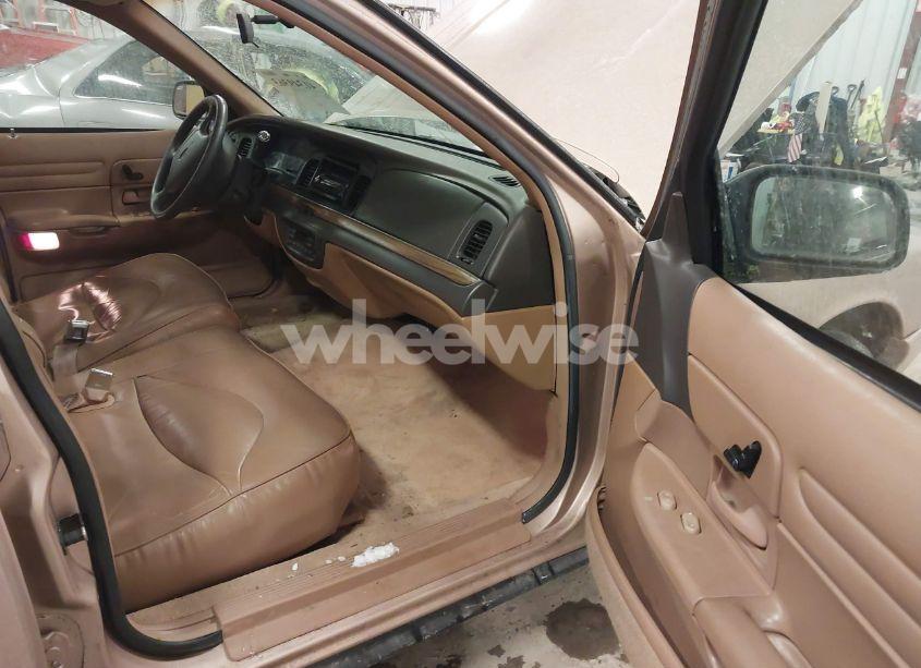 Photo 5 of 1996 Ford Crown VICTORIA LX (VIN 2FALP74W2TX215990)