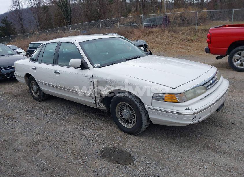 1997 Ford Crown VICTORIA LX (VIN 2FALP74W2VX129355) main photo
