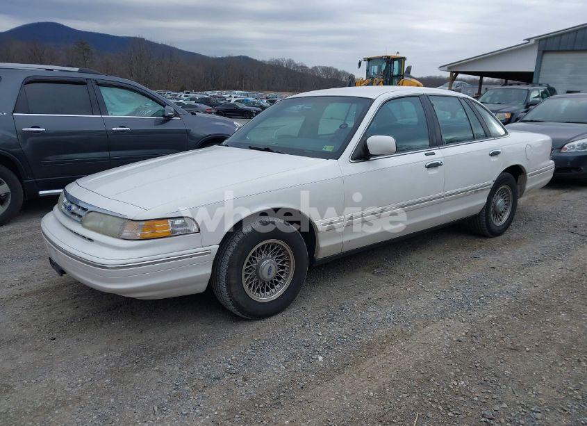 Photo 2 of 1997 Ford Crown VICTORIA LX (VIN 2FALP74W2VX129355)