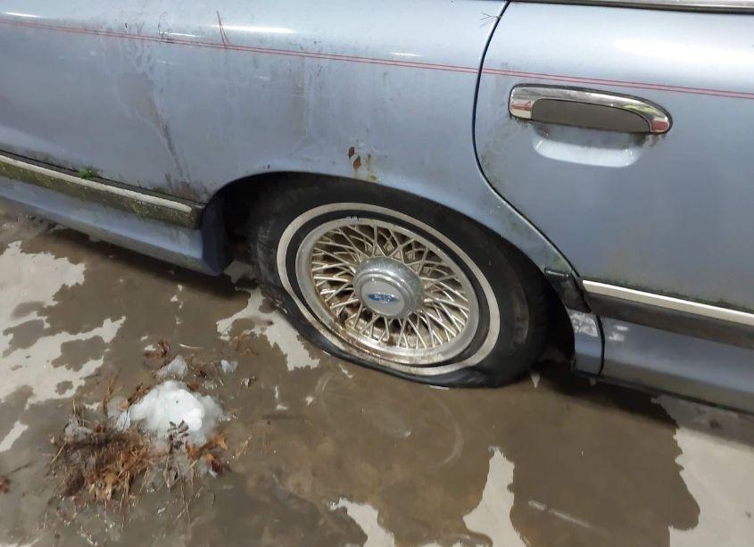 Photo 6 of 1994 Ford Crown VICTORIA LX (VIN 2FALP74W4RX129363)