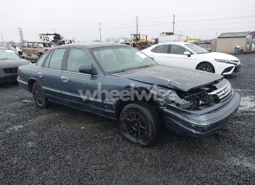 1997 Ford Crown VICTORIA LX (VIN 2FALP74W4VX105087) main photo