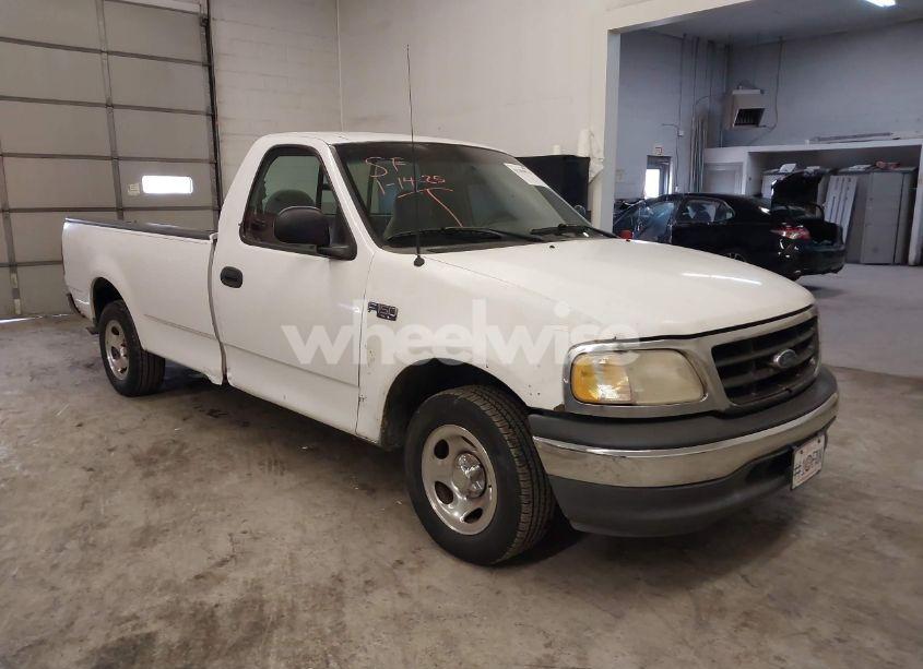 2002 Ford F-150 XL/XLT (VIN 2FTRF172X2CB01142) main photo