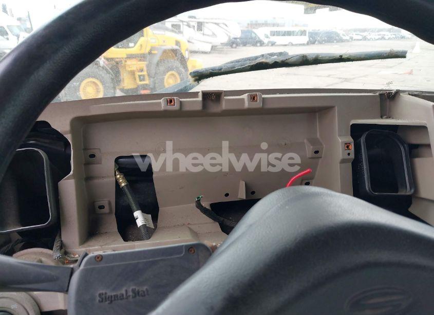 Photo 5 of 2001 Sterling Truck LT 8500 (VIN 2FZXBJCBX1AH63411)