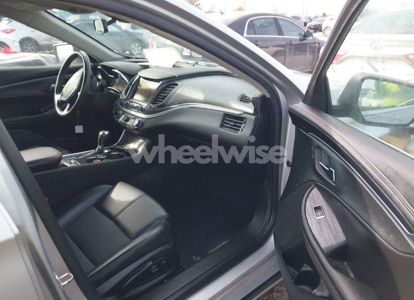 Photo 5 of 2018 Chevrolet Impala 1LT (VIN 2G1105S33J9147857)