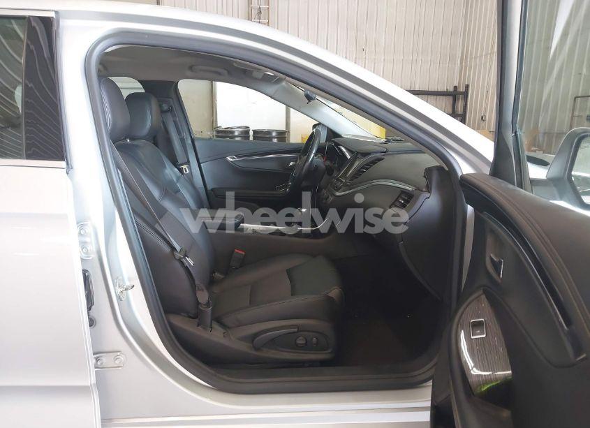 Photo 5 of 2018 Chevrolet Impala 1LT (VIN 2G1105S34J9133806)