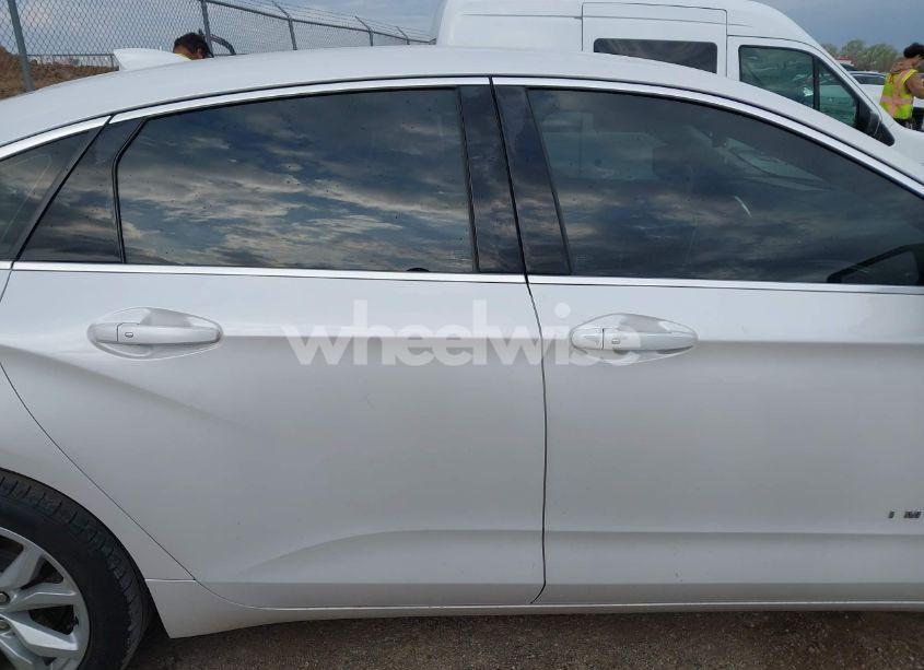 Photo 14 of 2018 Chevrolet Impala 1LT (VIN 2G1105S38J9105958)