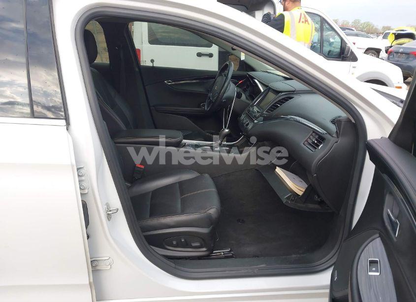 Photo 5 of 2018 Chevrolet Impala 1LT (VIN 2G1105S38J9105958)