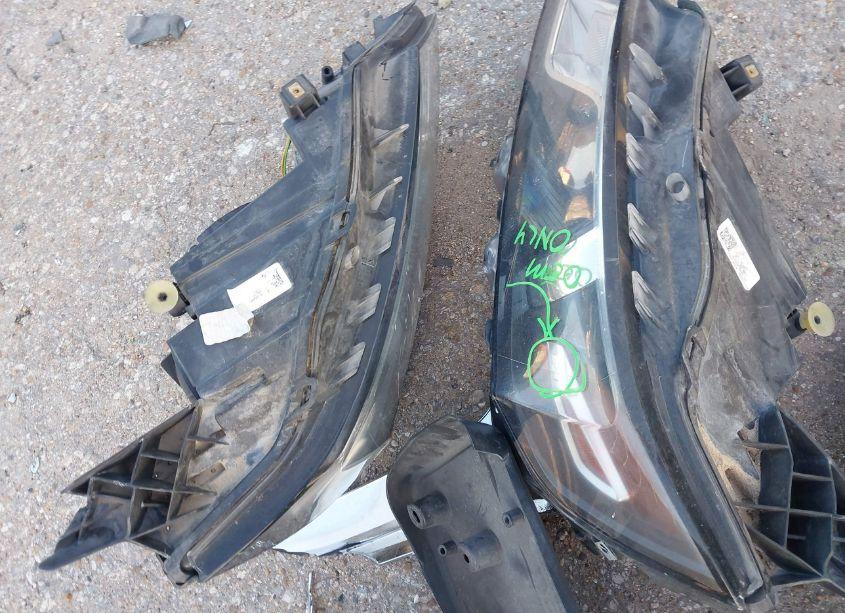 Photo 12 of 2017 Chevrolet Impala 1LT (VIN 2G1105S3XH9104269)