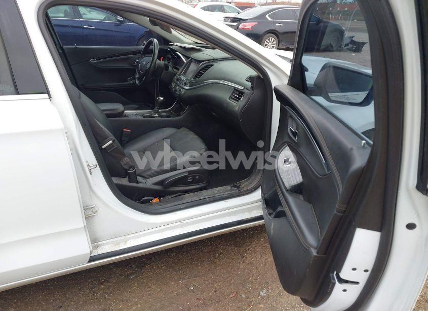 Photo 5 of 2018 Chevrolet Impala 1LT (VIN 2G1105S3XJ9116315)