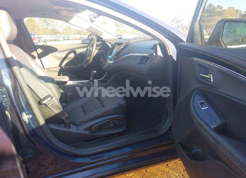 Photo 5 of 2017 Chevrolet Impala 1LT (VIN 2G1105SAXH9114203)