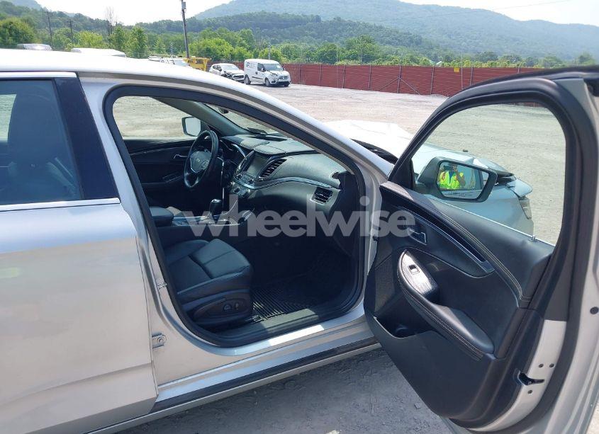 Photo 5 of 2016 Chevrolet Impala LT (VIN 2G1115S37G9171147)