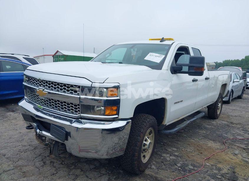 Photo 2 of 2019 Chevrolet Silverado 2500HD WT (VIN 2GC2CREG2K1226543)