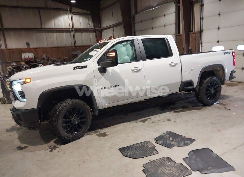 Photo 2 of 2025 Chevrolet Silverado 2500HD 4WD STANDARD BED LT (VIN 2GC4KNE72S1137446)