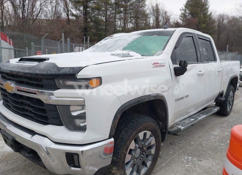 Photo 2 of 2024 Chevrolet Silverado 2500HD 4WD STANDARD BED LT (VIN 2GC4YNE79R1222339)
