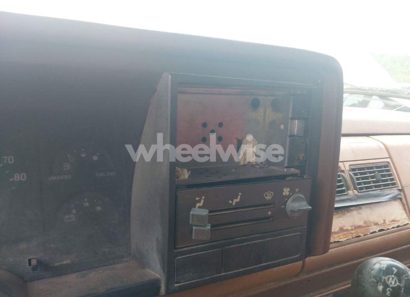 Photo 13 of 1990 Chevrolet Gmt-400 C1500 (VIN 2GCEC14K0L1181608)