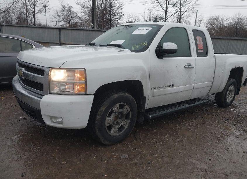 Photo 2 of 2007 Chevrolet Silverado 1500 LT1 (VIN 2GCEC19J471632867)