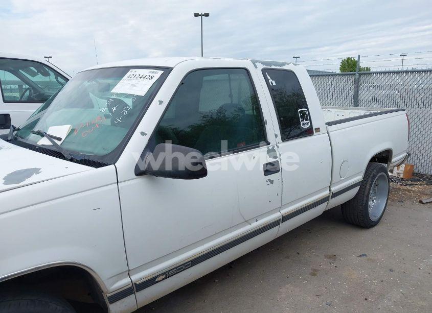 Photo 6 of 1996 Chevrolet Gmt-400 C1500 (VIN 2GCEC19R0T1234894)